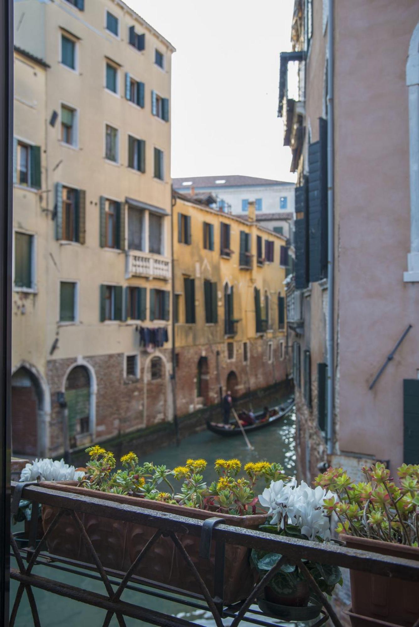 Tre Sestieri Terrace - Canal View 2024 Venedig Rum bild