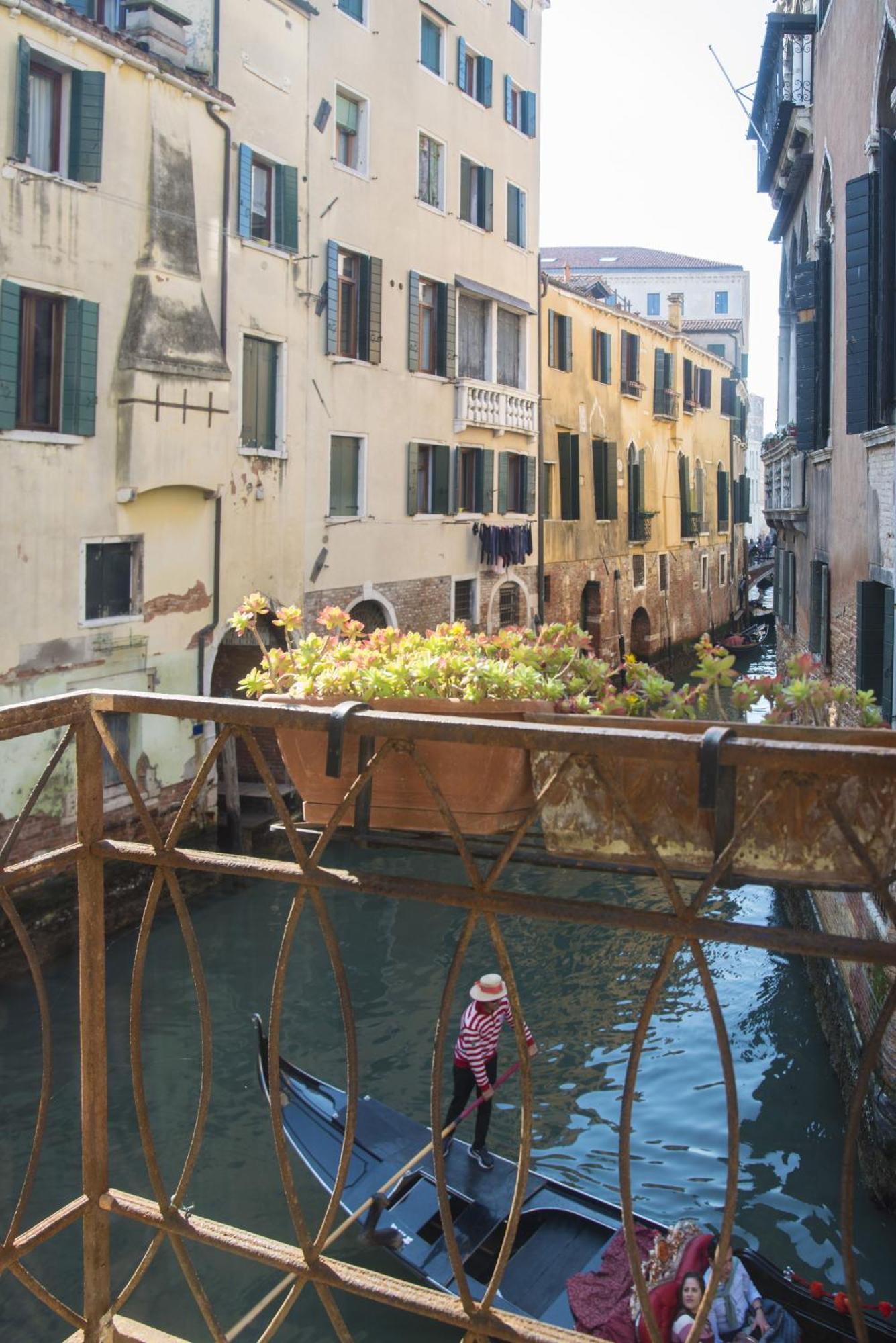 Tre Sestieri Terrace - Canal View 2024 Venedig Rum bild