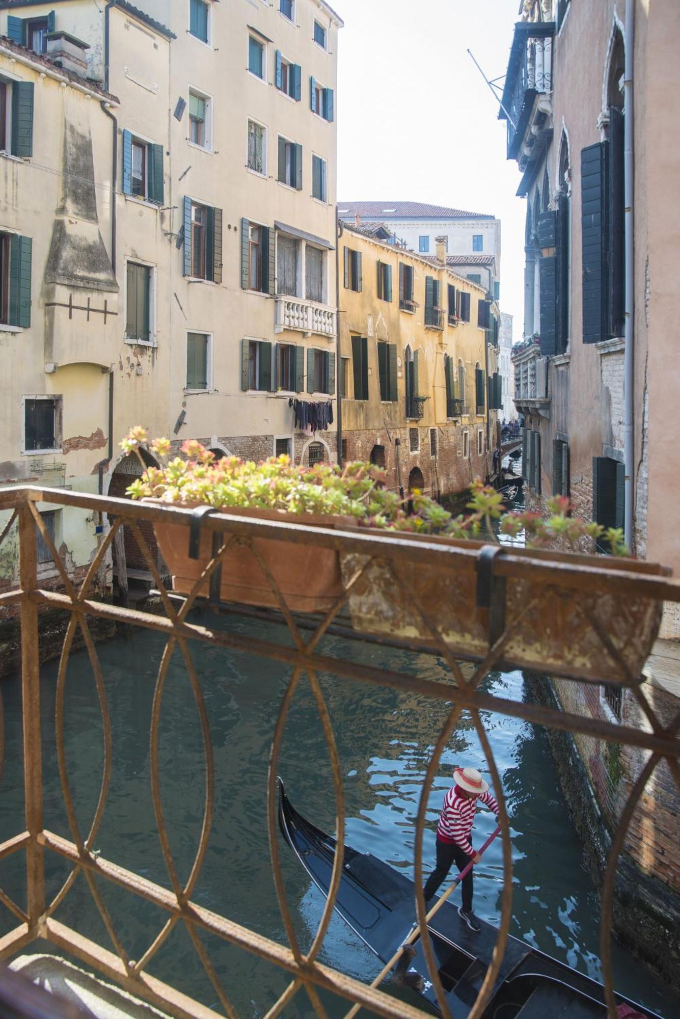 Tre Sestieri Terrace - Canal View 2024 Venedig Rum bild